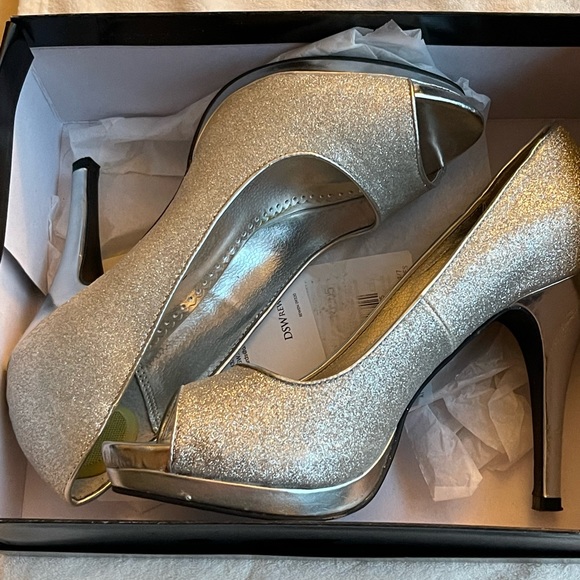 Silver size 8 heel. Medium width and super comfy. - Picture 5 of 5